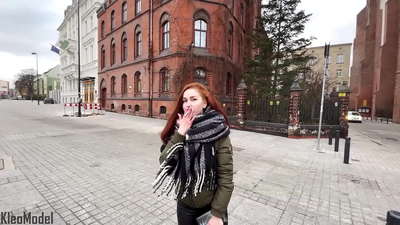 Ommaviy pikap: go'zal qiz iPhone uchun sikilib, mushukchasiga kiradi. CleoModel